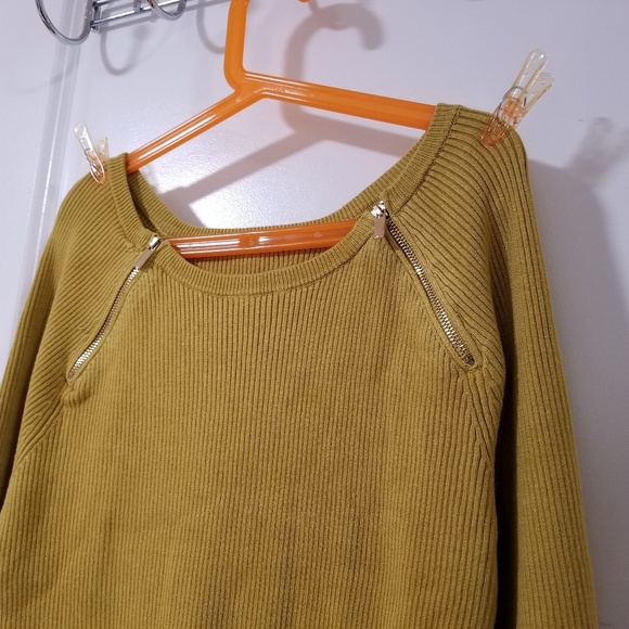 Sweater - Picture 4 of 4